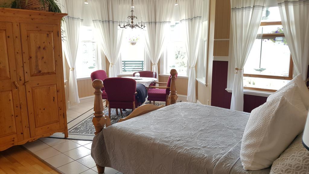 Le Manoir Du Vieux Presbytere Port-Daniel Ngoại thất bức ảnh