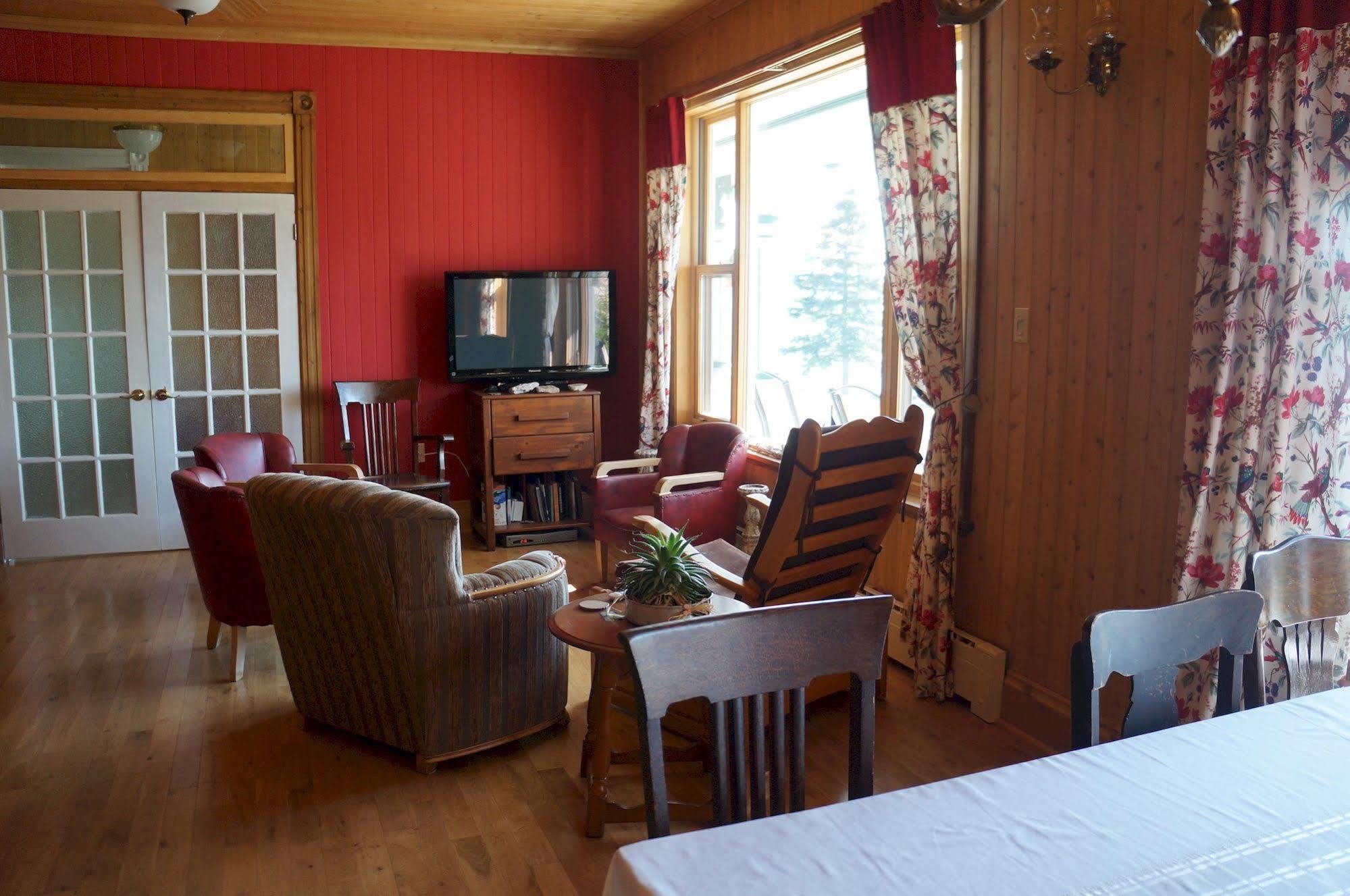 Le Manoir Du Vieux Presbytere Port-Daniel Ngoại thất bức ảnh