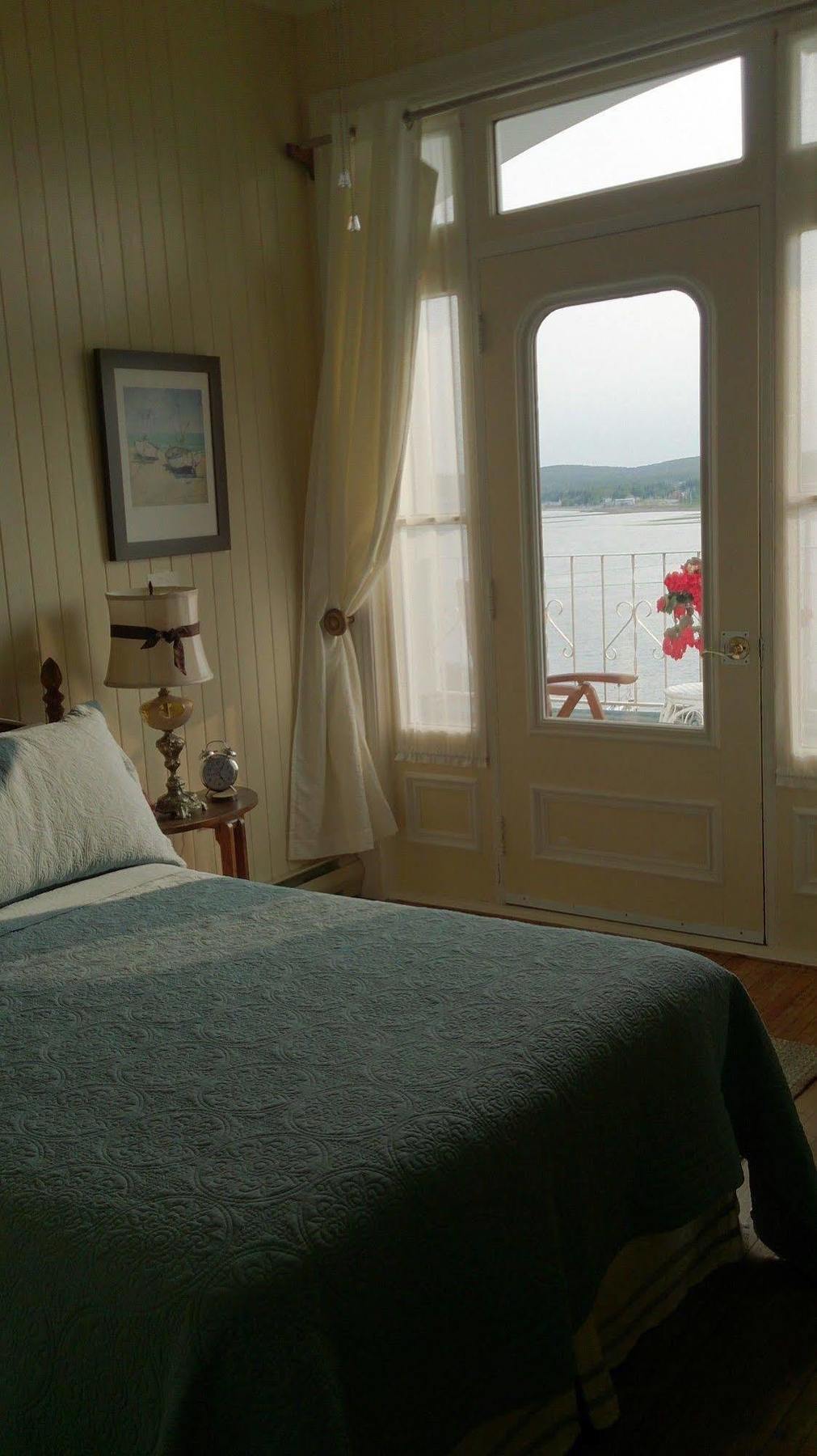 Le Manoir Du Vieux Presbytere Port-Daniel Ngoại thất bức ảnh